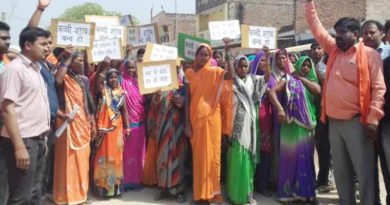 women protest against wine in basti