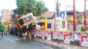 ballia truck get up on mangal pandey statue