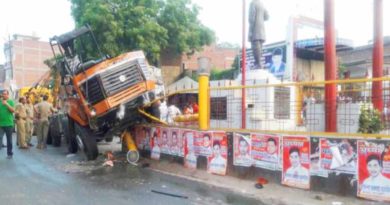 ballia truck get up on mangal pandey statue
